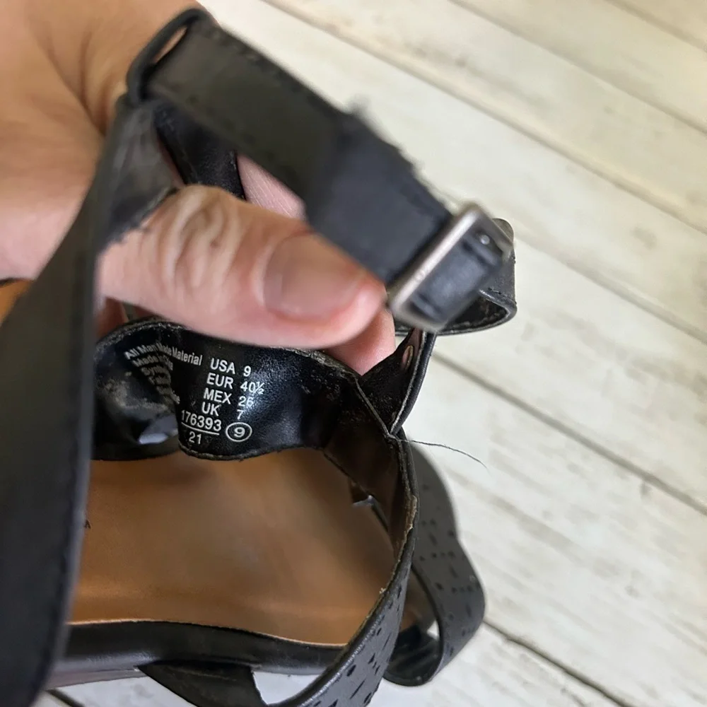 American Eagle size 9 black sandals
